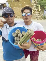  ??  ?? Locals sell bamboo drinking straws by the bundle on Siargao’s roadside photo stops.