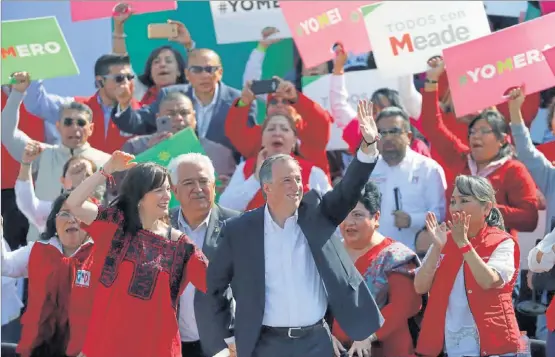  ?? JOSÉ MÉNDEZ / EFE ?? El candidato del PRI, Antonio Meade, y su esposa, Juana Cuevas, saludan a sus simpatizan­tes durante un acto celebrado en Ciudad de México.