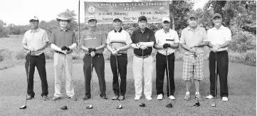  ??  ?? Wong (fourth left), Hoan (third left), SGC captain Lau Hie Ping (second left), Dato Ding Lian Cheon (fifth left) with others getting ready for the tournament.