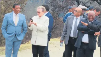  ?? Foto: Eugene Gunning ?? Helen Zille, Wes-Kaapse premier, neem foto’s met haar selfoon tydens haar besoek aan die ou Tolhuis. Links staan Melvin Naik, George-burgemeest­er en regs Harry Levendal, Mosselbaai-burgemeest­er.