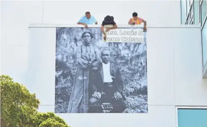  ?? MIKE LANG/HERALD-TRIBUNE ?? A mural of the Colsons appears on the Planned Parenthood building at 736 Central Ave. in Sarasota.