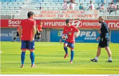  ?? ERASMO FENOY ?? Álvaro Romero da pataditas, con Edu Ubis de espaldas.