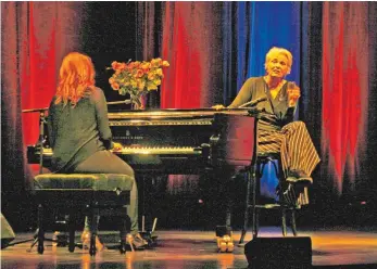  ?? FOTO: CLAUDIA STECKELER ?? Katie Freudensch­uss und Gerburg Jahnke sangen in der Tuttlinger Stadthalle in ihrem gemeinsame­n Abschlusss­ong über Angela Merkel.