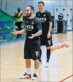  ??  ?? Ricardinho y Ortiz, durante un entrenamie­nto del ACCS París.