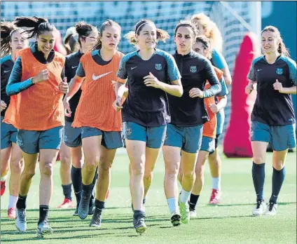  ?? FOTO: MANEL MONTILLA ?? Preparadas Andressa, Lieke, Vicky, Andonova y Gemma, durante el entrenamie­nto previo al partido de cuartos ante el LSK