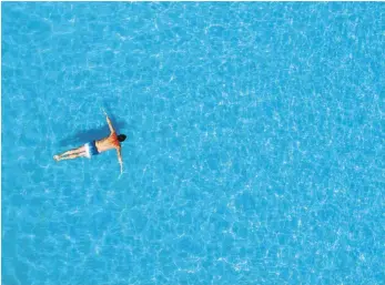  ?? FOTO: JULIAN STRATENSCH­ULTE ?? Rückenscho­nend durchs Wasser gleiten: Schwimmen ist eine sehr gesunde Sportart – wenn man die Techniken wie Brustschwi­mmen oder Kraulen beherrscht.