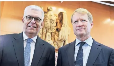  ?? FOTO: DPA ?? Thomas Bellut (l.), Intendant des ZDF, und Ulrich Wilhelm, ARD-Vorsitzend­er, am Mittwoch im Bundesverf­assungsger­icht in Karlsruhe. Sie sind mit dem Urteil zum Rundfunkbe­itrag zufrieden.