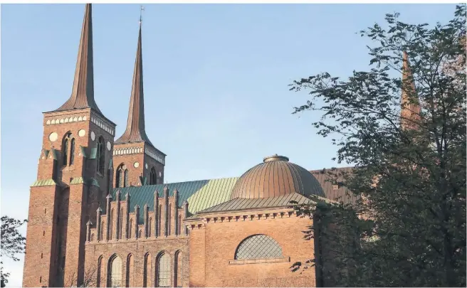  ?? FOTOS: BERND SCHILLER ?? Der Dom in Roskilde ist Skandinavi­ens erste gotische Kirche und Ruhestätte für 39 Majestäten.