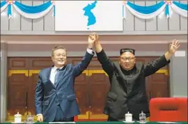  ?? Pool Photo ?? AT THEIR MEETING in Pyongyang, North Korean leader Kim Jong Un, right, accepted South Korean President Moon Jae-in’s invitation to visit Seoul.