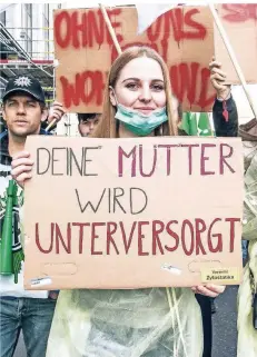  ?? FOTO: IMAGO ?? In München und Düsseldorf gingen am Dienstag Pflegekräf­te, Polizisten und Lehrer auf die Straße, weitere Städte sollen folgen.