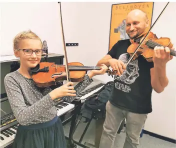  ?? FOTO: MUSIKSCHUL­E ?? Mila Wosik kommt seit drei Jahren zum Geigenunte­rricht. Mit ihrem Lehrer Radek Stawarz spricht sie meistens Polnisch. In Corona-zeiten wird natürlich nicht so eng musiziert wie auf unserem Bild.