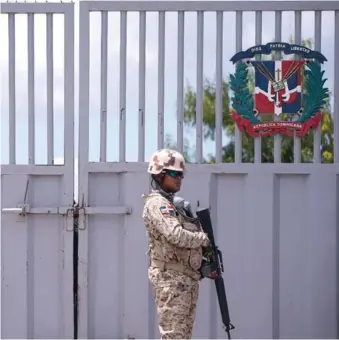 ?? ANEUDY TAVÁREZ ?? Un militar custodia la frontera domínico-haitiana en Dajabón.