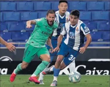  ??  ?? Hazard intenta irse del marcaje de Víctor Gómez durante una jugada en el RCDE Stadium.