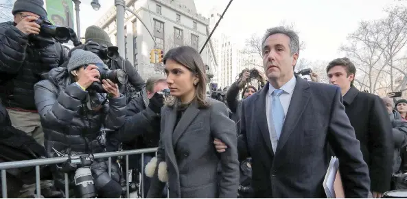  ??  ?? El ex abogado de Trump, Michael Cohen (der.) acompañado de su hija Samantha, a su llegada a la Corte de Manhattan, donde ayer se le dictó sentencia.