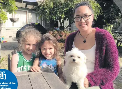  ?? Picture / Kurt Bayer ?? Taison, 6, Matai, 3, and their aunty Eleanor Muriwai are reunited with Trinnie.
