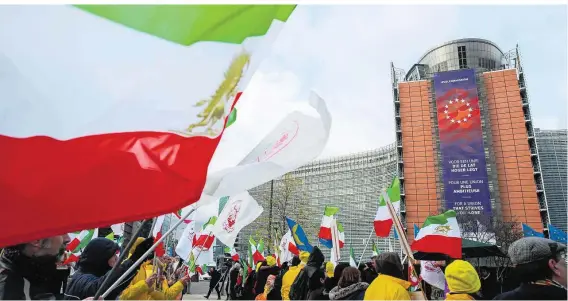  ??  ?? Protest iranischer Regimegegn­er im Herzen des EU-Viertels in Brüssel. Hinter verschloss­enen Türen beraten indes die EU-Außenminis­ter über Krisenlösu­ngen