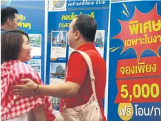  ?? SOMCHAI POOMLARD ?? A signboard at a property fair advertisin­g promotions.