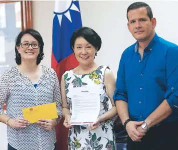  ?? FOTOS: JOHNY MAGALLANES ?? LA editora de deportes, Lidia Andino, junto A la embajadora de Taiwán, Ingrid Hsing, y el jefe de mercadeo de EL HERALDO, Eddy Montalván.