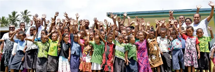  ?? Photo: DEPTFO News ?? Students and teachers of Qalivakaba­u District School with the Prime Minister Voreqe Bainimaram­a at Sinuvaca Village in Koro during the Prime Minister’s visit to Koro Island on February 5, 2020.