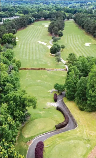  ?? HYOSUB SHIN / HYOSUB.SHIN@AJC.COM ?? NO. 15: An aerial view of the 18th hole at Summer Grove. An elevated tee shot opens this long hole, which features a narrow landing area accentuate­d by a pair of fairway bunkers.