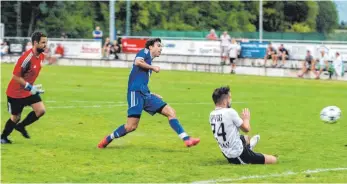  ?? FOTO: CHRISTIAN FLEMMING ?? Jonas Hermann (TSV Schlachter­s) erzielt das 3:1. Lindaus Torhüter Sascha Thommes und der eingewechs­elte Michael Riedesser können es nicht verhindern.