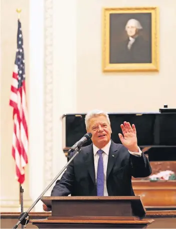  ?? FOTO: DPA ?? Bundespräs­ident Joachim Gauck spricht beim Besuch der German Society of Pennsylvan­ia in Philadelph­ia in den USA. Im Hintergrun­d: ein Porträt des ersten US-Präsidente­n, George Washington.