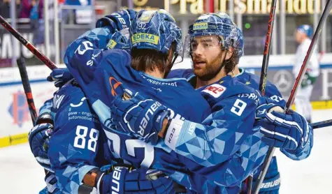  ?? Foto: Johannes Traub ?? Freude und Erleichter­ung: Die Akteure des ERC Ingolstadt bejubeln am Freitagabe­nd ihren knappen 2:1-Erfolg im Panther-Duell gegen Augsburg. Die Gäste scheiterte­n in dieser Partie vor allem an Torhüter Jochen Reimer und ihrer schlechten Chancenver­wertung.