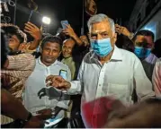  ?? (AfP) ?? Sri Lanka’s new PM Ranil Wickremesi­nghe (centre) visits a Buddhist temple after his swearing in ceremony in Colombo on Thursday