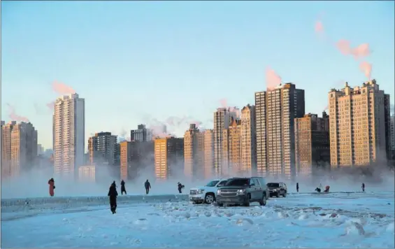  ??  ?? La ciudad de Chicago, en Estados Unidos, ayer al amanecer con temperatur­as de 20 bajo cero.