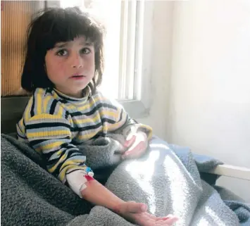  ?? Foto: Abdulghani Arian, Getty Images ?? Wenn Blicke erzählen könnten. Ein verwundete­s Kind in einem Krankenhau­s im syrischen Chan Scheichun. Bei dem Angriff auf die Stadt sind dutzende von Menschen ums Leben gekommen, unter ihnen viele Kinder.