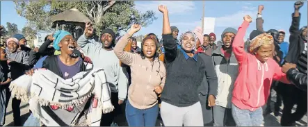  ?? Picture: TEMBILE SGQOLANA ?? LACK OF SERVICES: Phola Park residents in Komani block the R67 between Komani and Whittlesea yesterday, demanding to meet with Enoch Mgijima local municipali­ty executive mayor Sisisi Tolashe
