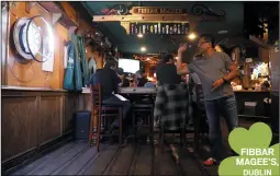  ?? NHAT V. MEYER — STAFF PHOTOGRAPH­ER ?? Reu de la Cruz, from San Jose, plays darts at Fibbar Magee’s Irish Pub in Sunnyvale.