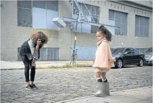  ??  ?? Sai de Silva photograph­s her daughter, London, four, in the Brooklyn borough of New York.
RIGHT