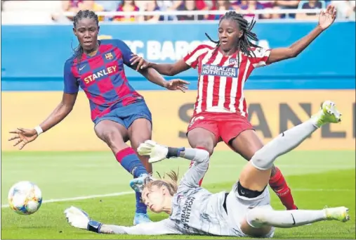  ??  ?? Oshoala supera a Tounkara y la meta Lola Gallardo en la goleada del Barcelona 6-1 ante el Atlético en la Primera Iberdrola.