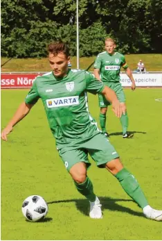  ?? Foto: Dieter Mack ?? Der Wemdinger Jonas Halbmeyer steht in Diensten des Bayernliga Aufsteiger­s TSV Nördlingen. Die Rieser schlugen zum Start Sonthofen mit 2:1.