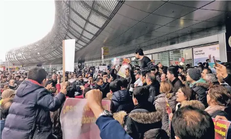  ?? FOTO: DPA ?? Demonstran­ten hatten sich am Flughafen versammelt, um gegen das Vorrücken der türkischen Armee auf die nordsyrisc­he Stadt Afrin zu protestier­en.