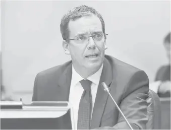  ??  ?? EL SENADOR HARBOE dijo que la ley se traducirá en un seguro para el acompañami­ento de niños y niñas.