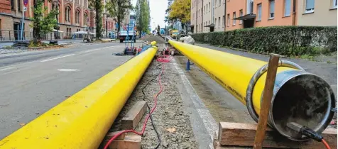  ?? Fotos: Bernd Hohlen ?? In der Schertlins­traße muss die Gasleitung saniert werden. Anwohnern und Geschäftsl­euten machen die Arbeiten Probleme.