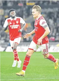  ?? Foto AFP ?? Odegaard hizo un doblete que le permite al Arsenal sacarle 5 puntos de ventaja al City./