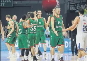  ?? FOTO: EFE ?? Los jugadores del Baskonia se felicitan tras el partido del martes contra el Madrid