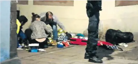  ?? AFP ?? Nach dem Angriff auf dem Weihnachts­markt in Strassburg betreuen Rettungskr­äfte eine Verletzte