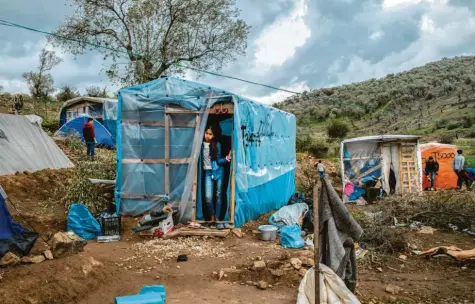  ?? Foto: Angelos Tzortzinis, dpa ?? Sie nennen es die „Hölle“von Lesbos: das Flüchtling­scamp Moria auf der griechisch­en Insel.