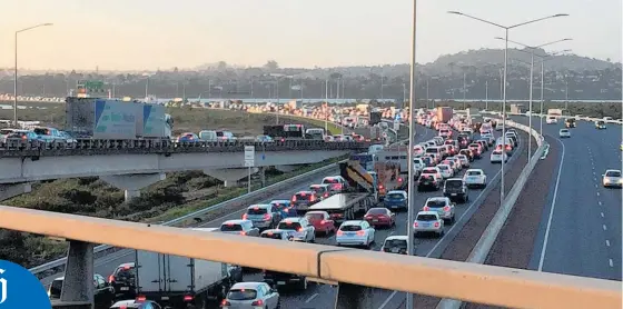  ?? Photos / Brett Phibbs, supplied ?? Heavy traffic on the Northweste­rn Motorway after the fatal crash. Below, a motorcycle at the accident scene.