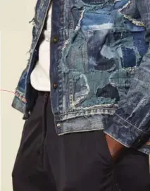  ??  ?? El patchwork, resultado del shibori, forman parte de la clásica trucker
jacket ahora con un sello cien por ciento artesanal.