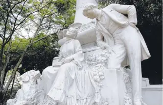  ?? JUAN CARLOS QUINTERO / ARCHIVO ?? La escultura hecha en mármol llegó desde España y tuvo traslados en los que se fue deterioran­do.