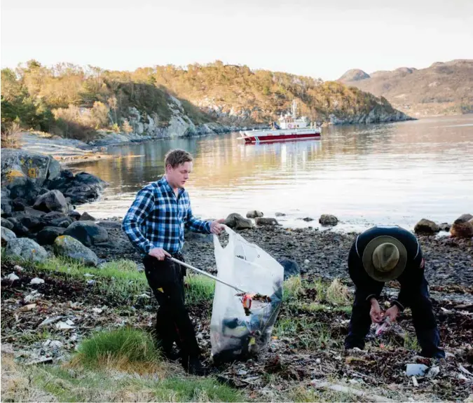  ??  ?? Glenn Rørheim (t.v) og Jørn Bikset, begge laerling byggdrift, bruker ikke lang tid på å fylle en søppelsekk.