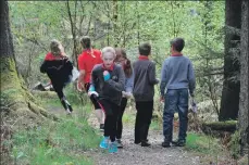  ?? 01_B20orient0­5 ?? Running in all directions, children search for controls in the woodland.