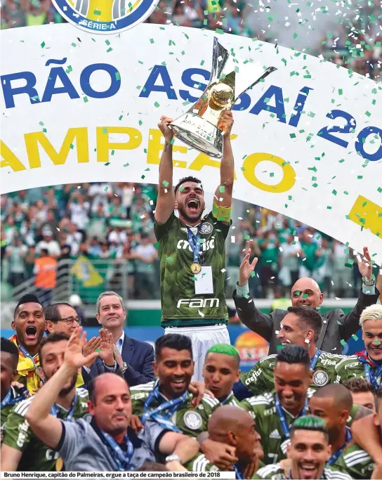  ??  ?? Bruno Henrique, capitão do Palmeiras, ergue a taça de campeão brasileiro de 2018
