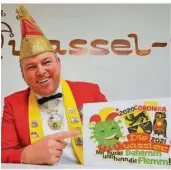  ??  ?? Patrick Topp, Präsident der Karnevalsg­esellschaf­t „Die Quassler“Klarenthal-Krughütte, die ihr Sessions-Logo als Ansteck-Pin herausgebr­acht haben. Dieser wurde zum „Pin des Jahres“gekürt.
FOTO: HEIKO LEHMANN