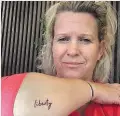  ??  ?? Karin Thiem zeigte der „Krone“ihr neues Tattoo.